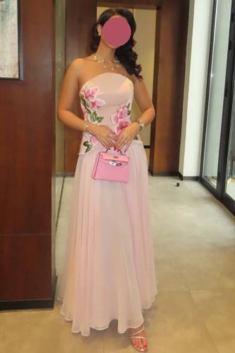 فستان وردي بطبعة زهور أنيقة