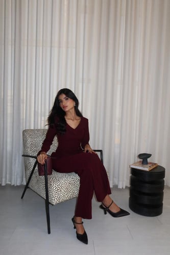 بدلة أنيقة بلون العنابي الداكن