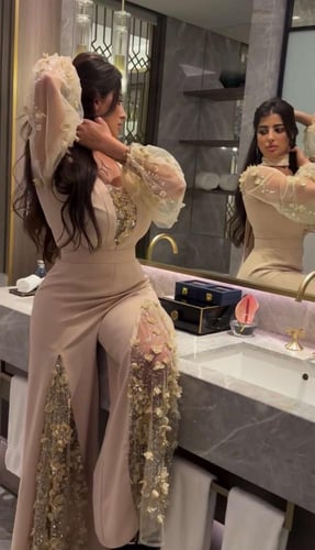 جمبسوت سهرة بأكمام شفافة وتطريز أنيق