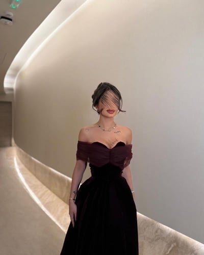 فستان عودي مخمل مع تل طويل