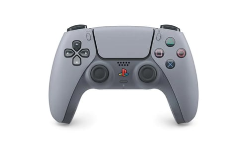 يد تحكم بلايستيشن 5 عليها كلكات ماوس