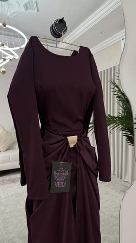 فستان سحر العنابي