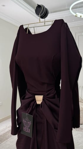 فستان سحر العنابي