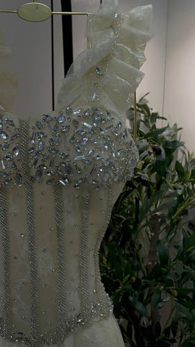 فستان سهر أبيض لؤلؤي (Off-white)