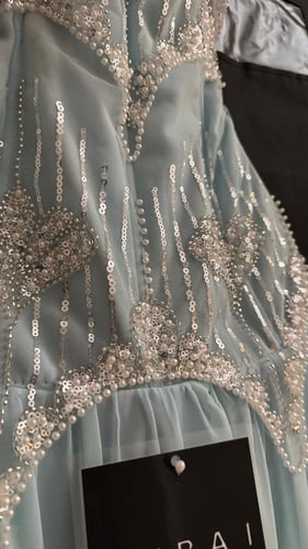 فستان سماوي فاتح (Baby Blue) هادئ وراقي.