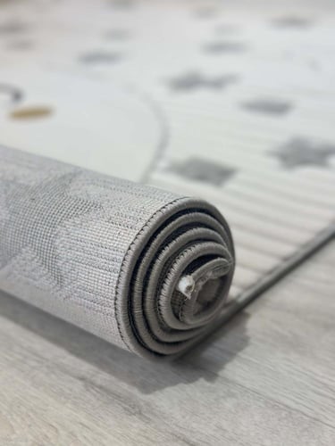 سجادة أطفال رمادي وكريمي بتصميم قمر ونجوم - آمنة و...