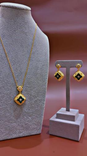 Roberto Coin set in gold and green