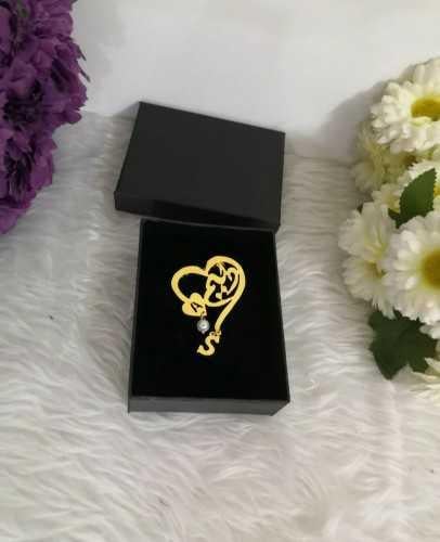 بروش بناتي بالاسم بشكل قلب مع الحرف