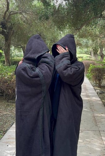 فروة جوخ فاخرة بالاسم – بغطاء رأس وفرو أرنب ناعم