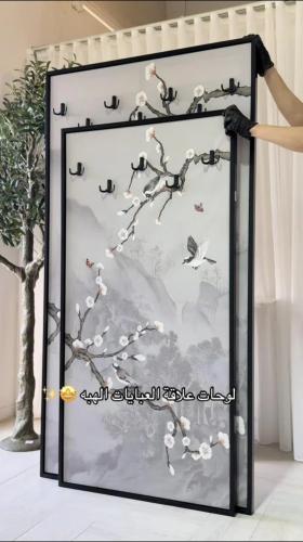 لوحة علاقة عبايات الهبة