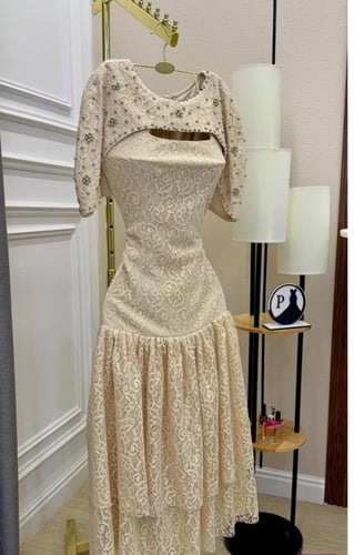 فستان دانتيل راقي مزين باللؤلؤ بقصة أنثوية - ألوان...