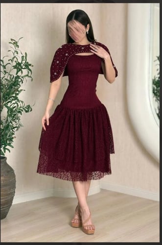 فستان دانتيل راقي مزين باللؤلؤ بقصة أنثوية - ألوان...