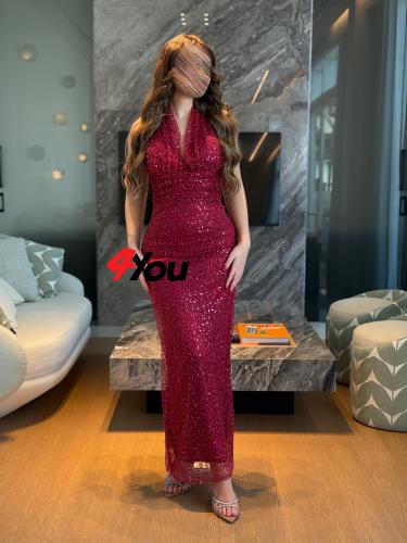 فستان سهرة طويل عنابي لامع بتصميم هالتر وقصّة ضيقة