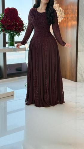 فستان سهرة عنابي طويل مرصع بالكريستال بتصميم بليسي...
