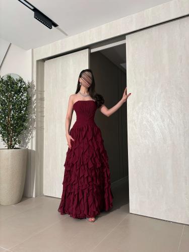 فستان سهرة عنابي فاخر بطبقات كشكش انسيابية وتصميم كورسيه