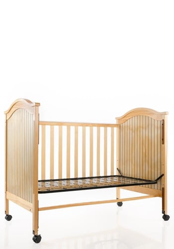 سرير طفل خشبي ( خشب الصنوبري الصلب ) مقاسات متعددة