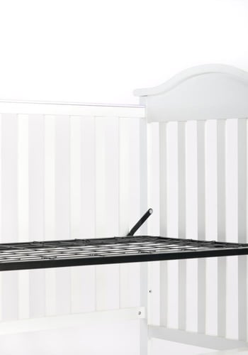 سرير طفل خشبي ( خشب الصنوبري الصلب ) مقاسات متعددة