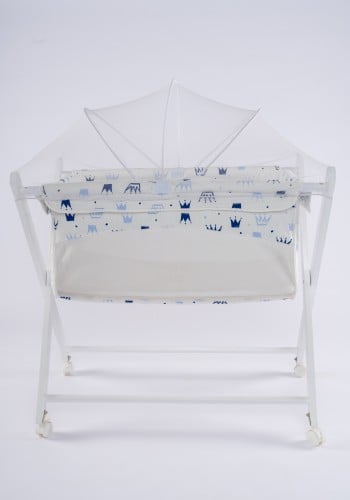 سرير طفل بالوان جذابة وحجم صغير في الاغلاق