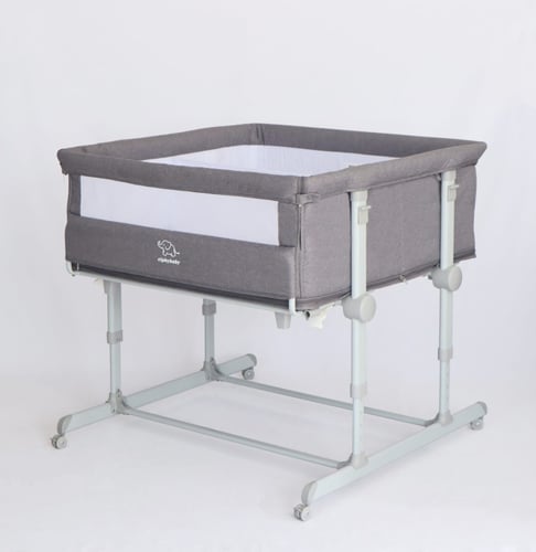 سرير طفل توأم بجانب سرير الأم