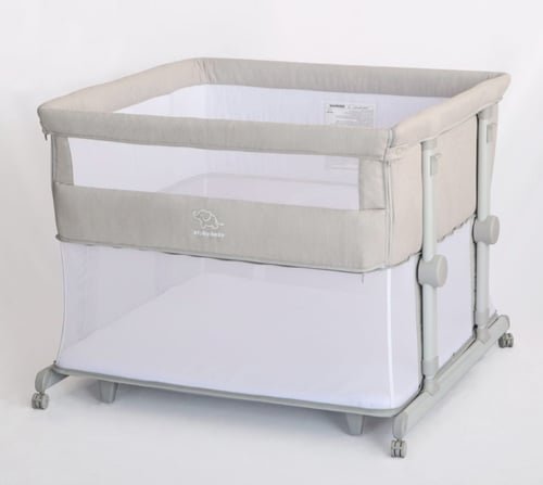 سرير طفل توأم بجانب سرير الأم