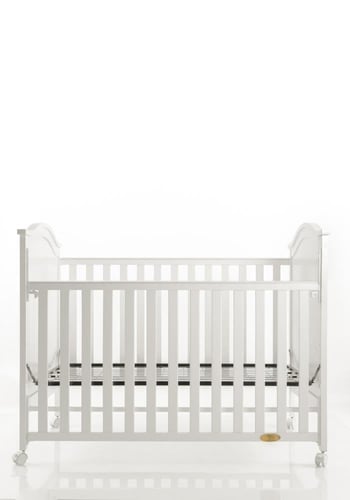 سرير طفل خشبي ( خشب الصنوبري الصلب ) مقاسات متعددة