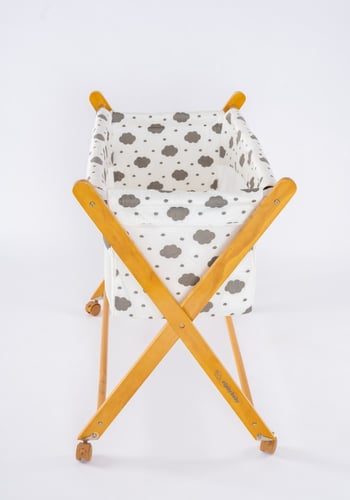 سرير طفل بالوان جذابة وحجم صغير في الاغلاق