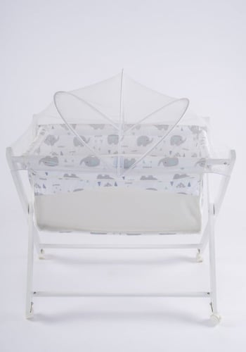 سرير طفل بالوان جذابة وحجم صغير في الاغلاق