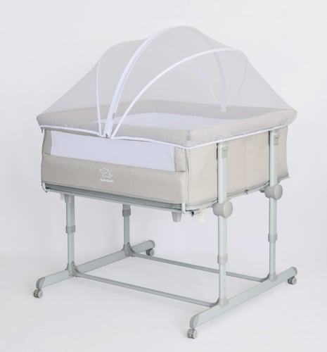 سرير طفل توأم بجانب سرير الأم