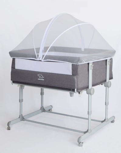 سرير طفل توأم بجانب سرير الأم