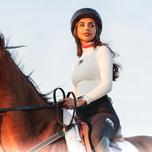 بلوزة شتوية برقبة طويلة ابيض