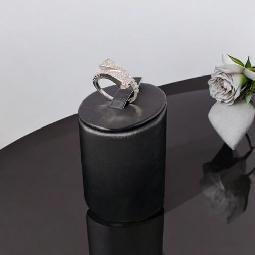 خاتم نسائي مميز ابيض