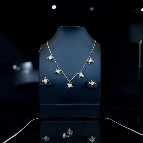 طقم شوكر نسائي اللون ذهبي وازرق