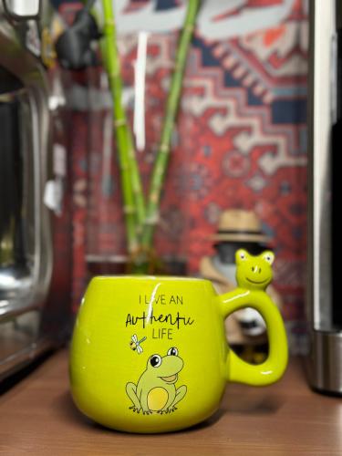 كوب الضفدع المرح