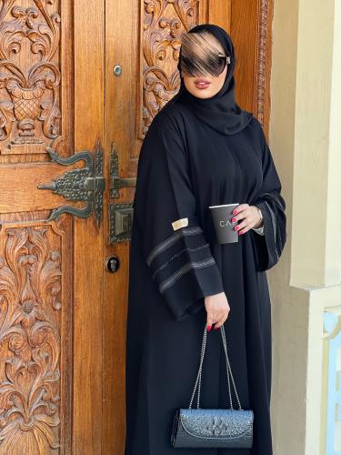 عباية بتطريز على الأكمام