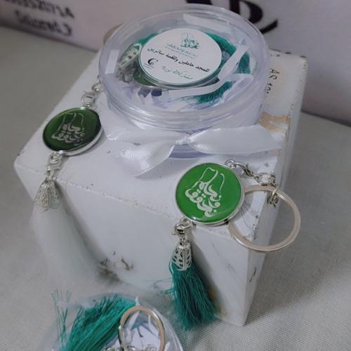 ميدالية بشعار نحلم ونحقق مع علبة اكريلك