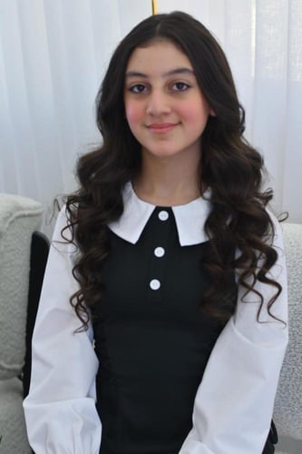 مريول زيتي متوسط بتصميم مع كسرات في الاسفل