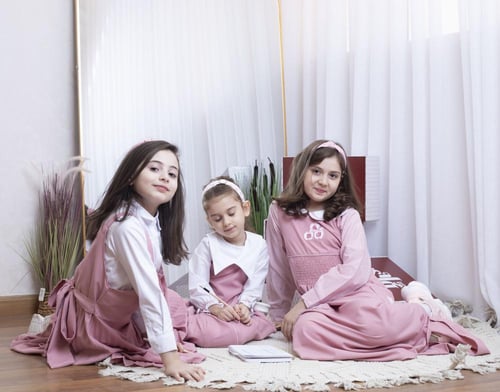 مريول انيق ومميز يأتي قطعة واحدة قماش مريح لأبنتك