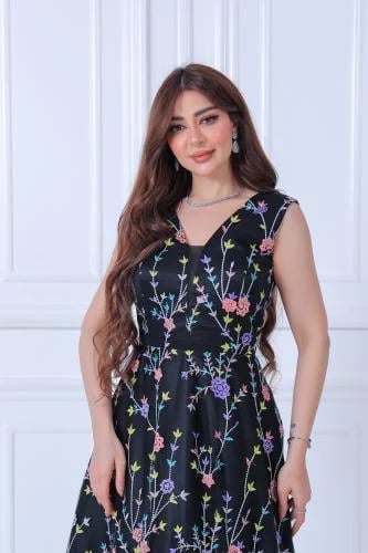 فستان سهرة أسود بفتحة V مطرز بالكامل بأغصان وزهور ملونة