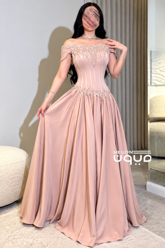 فستان سهرة وردي بأكتاف مكشوفة وكورسيه مطرّز – تنورة واسعة بكسرات