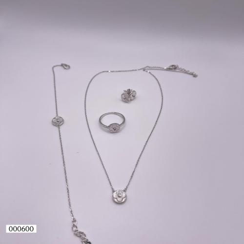 طقم فضة بتصميم راقي وأنيق