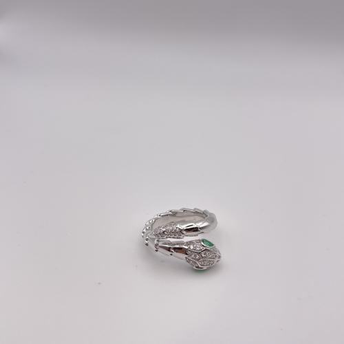 خاتم فضة بتصميم راقي وأنيق