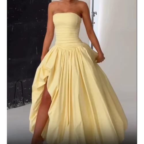 Elegant strapless evening dress for women with a puffed slit