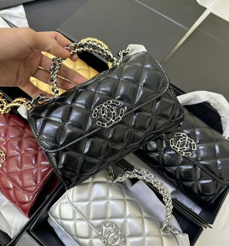 حقيبة شانيل لامعة