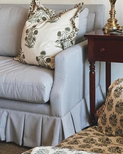 أريكة بتصميم مميز