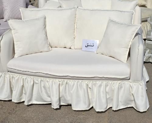 أريكة بتفاصيل أنيقة