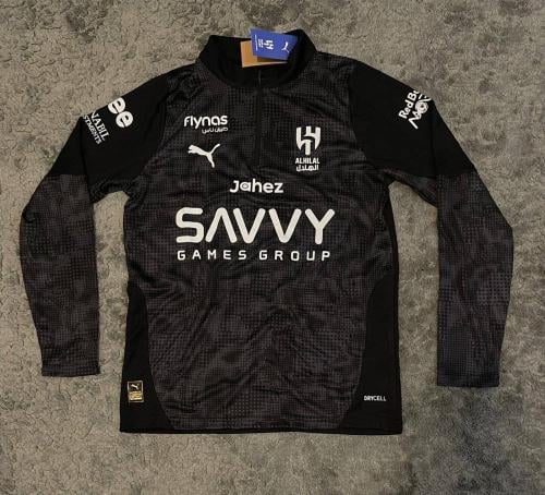 Hailal club sweater in black