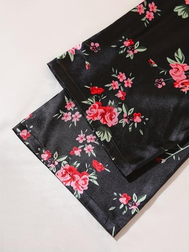 قطعة بيجاما بفتحة رقبة على شكل V وبنطلون بتفاصيل د...