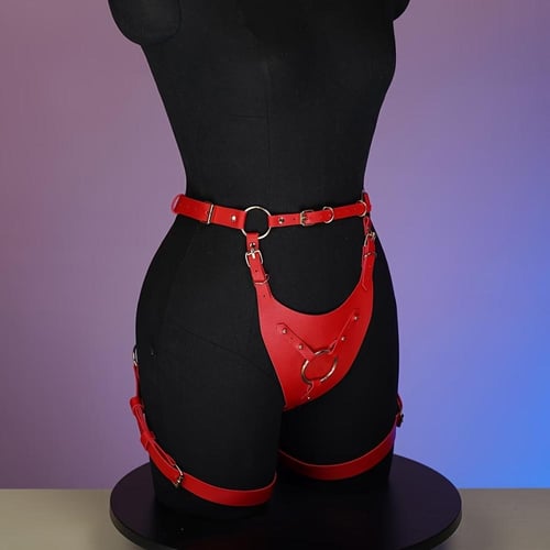 حزام خصر عالٍ مع كلوت جلد صناعي