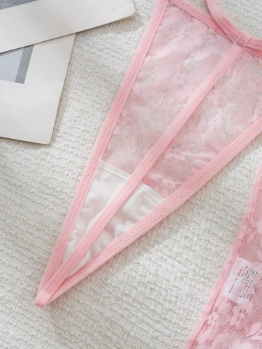 لانجري كاميسول وتنورة دانتيل شفاف بفتحة عميقة