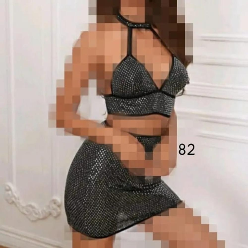 لانجري بلون أسود ومزين بالكامل بأحجار الراين